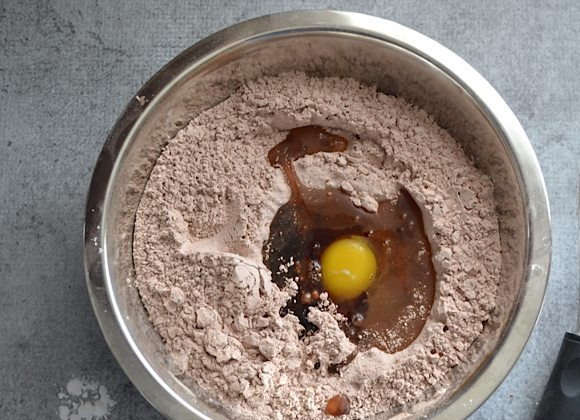 1. Этап. Шоколадное печенье с перцем: 2. Вбейте к смеси сухих ингредиентов яйцо и 2 куриных белка, добавьте ванильный экстракт.