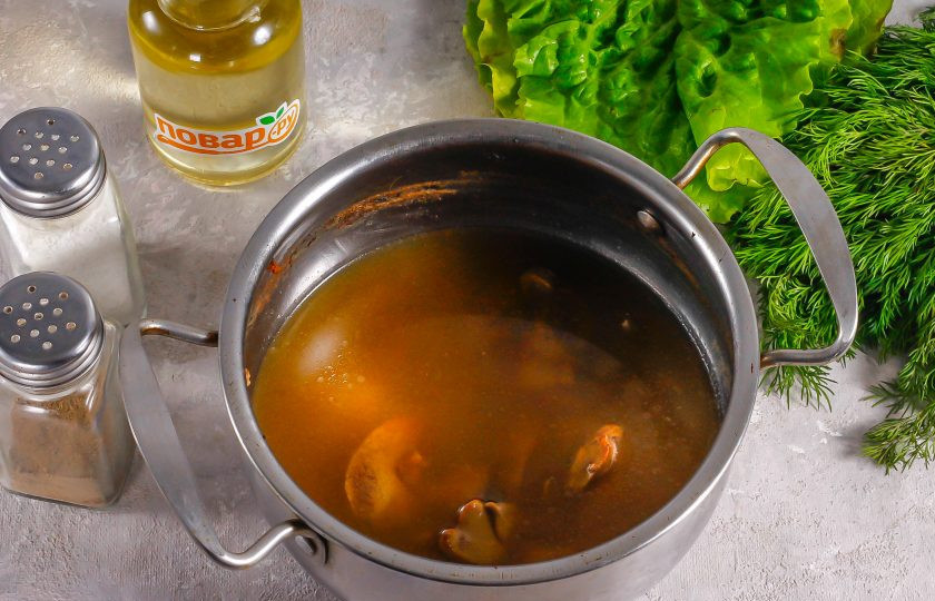 1. Этап. Теплый салат с куриной печенью и вишней: Вскипятите воду в кастрюле и выложите в нее куриную печень, предварительно ее промыв. Отварите примерно 5-8 минут, но не более, чтобы она не стала горчить. Выключите нагрев.