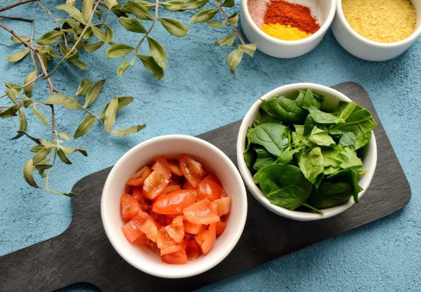 1. Этап. Скрэмбл из тофу: Пока жарится тофу, нарежьте помидоры и порвите шпинат на маленькие кусочки.