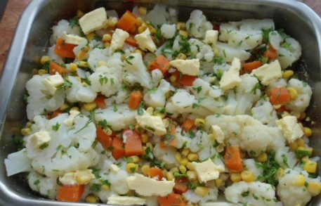 1. Этап. Цветная капуста запеченная в духовке с яйцом: Капусту и морковь порезать на кусочки, выложить на противень, добавить кусочки сливочного масла, залить подготовленной заливкой.