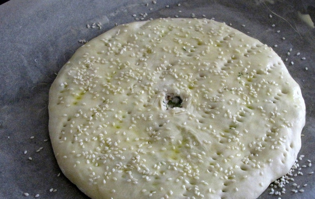 1. Этап. Мясной пирог на кефире: 4. Должно получиться подобие большого пельменя. Раскатаем его, потыкаем ножом и сделаем по центру отверстие для выхода пара.