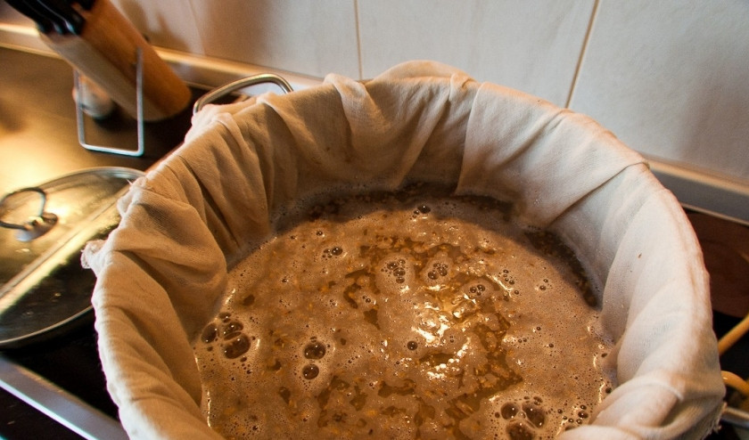 1. Этап. Самогон из пророщенной пшеницы: 2. Вливаем в сорокалитровую емкость кипяток и сахар, перемешаем. Ждем, пока смесь остынет до 30 градусов, потом добавим разведенные дрожжи и солод. Установим гидрозатвор. Когда перестанет булькать - процедим от остатков зерен.