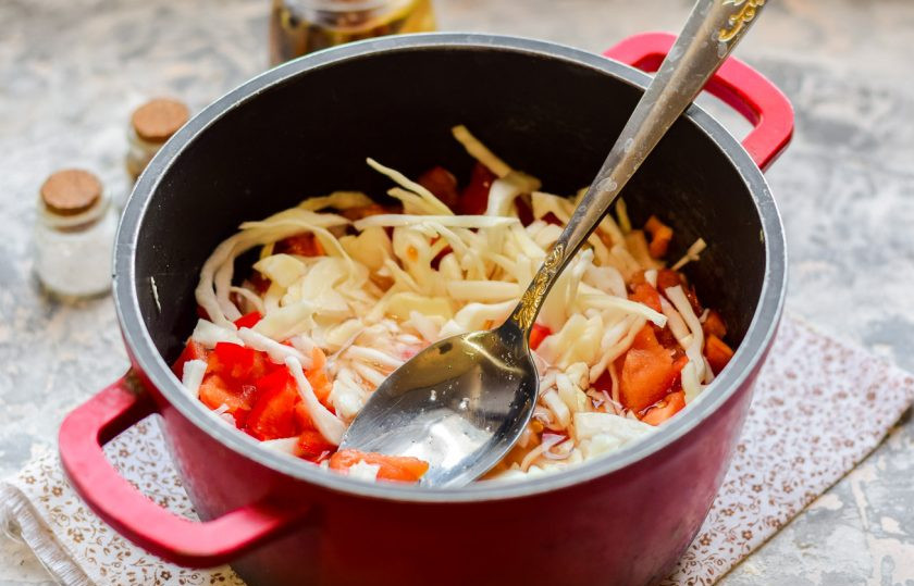 1. Этап. Простой салат из капусты на зиму: В конце варки добавьте столовый уксус.