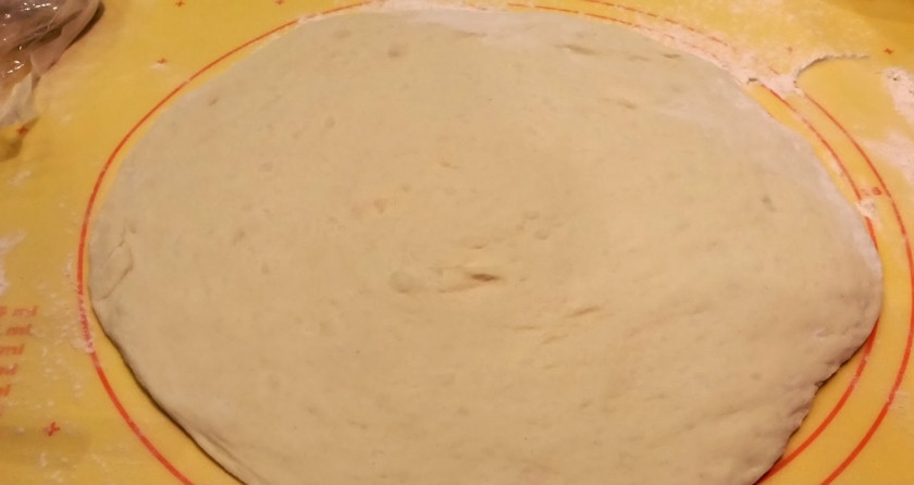 1. Этап. Пицца с колбасой и грибами: Когда тесто поднимется, вы можете раскатать на посыпанной мукой бумаге для выпечки из него 2 пиццы. Я раскатываю очень тонко.