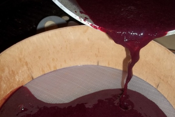 1. Этап. Пеламуши: 6. Сваренный виноградный сок ставьте на ночь настояться, а утром процедите его. Используйте мелкое сито.