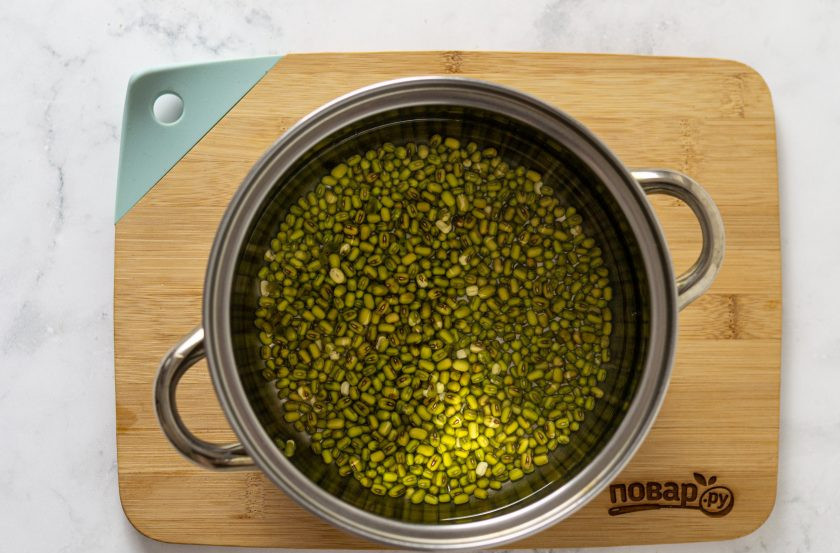 1. Этап. Постный суп из маша: Маш заранее замочите в воде минимум на ночь, затем промойте и переберите. Залейте чистой водой, доведите до кипения и варите 10 минут в подсоленной воде.