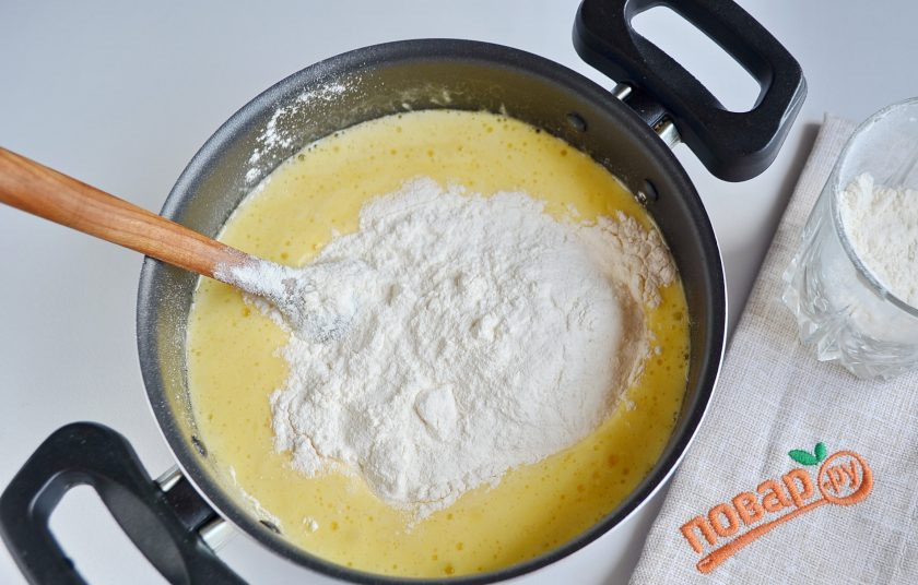 1. Этап. Торт Биткойн: 5. Вводите муку небольшими частями, перемешивайте сначала ложкой.