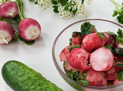 1. Этап. Битый редис: Салат хорош и тем, что к нему можно на свой вкус добавить любимые овощи, мой выбор выпал на свежий огурец.