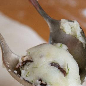 1. Этап. Вареники с картошкой и грибами: Шарики формируются при помощи двух столовых ложек. Шарики нужно раскладывать друг от друга примерно на 5 см.