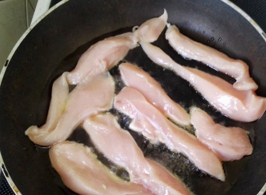 1. Этап. Слойки с курицей: Обжариваем полоски мяса на растительном масле практически до готовности. Затем солим и перчим.
