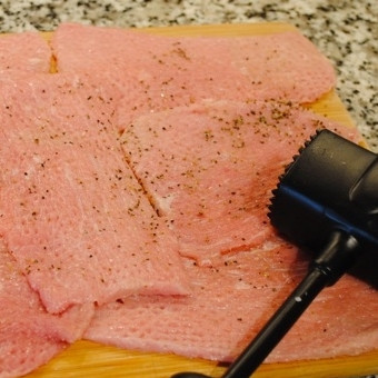 1. Этап. Отбивная по-милански: Телятину нарезаем на крупные тонкие пластины, хорошенько отбиваем. Солим, перчим по вкусу.