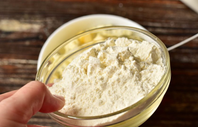 1. Этап. Ленивые вареники с бананом: Добавьте частями муку. Замесите тесто.