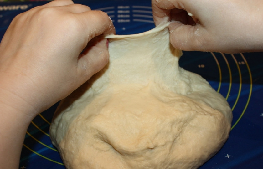 1. Этап. Тесто на круассаны: Вымешивайте тесто минут 10-15, но не пальцами, а как бы складывая слоями. Поднимите небольшой край теста, он должен быть гладким и не рваться.