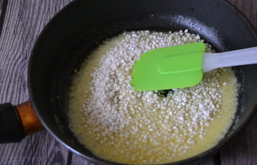 1. Этап. Ризотто с тыквой от Юлии Высоцкой: Всыпьте рис и обжаривайте 3-4 минуты.