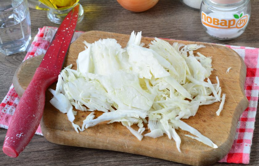 1. Этап. Капуста с огурцами по-корейски на зиму: Капусту нашинкуйте ножом или натрите на терке.