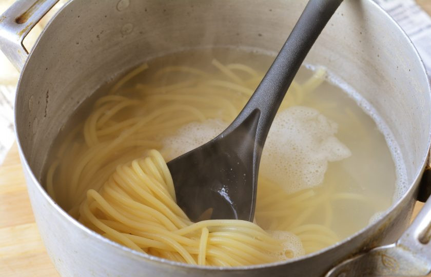 1. Этап. Паста с кабачковой икрой: Варите спагетти 5-7 минут.