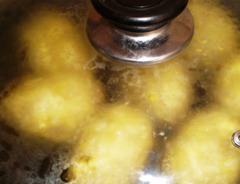 1. Этап. Котлеты из легкого: И обжарьте их на сковороде с двух сторон до готовности.