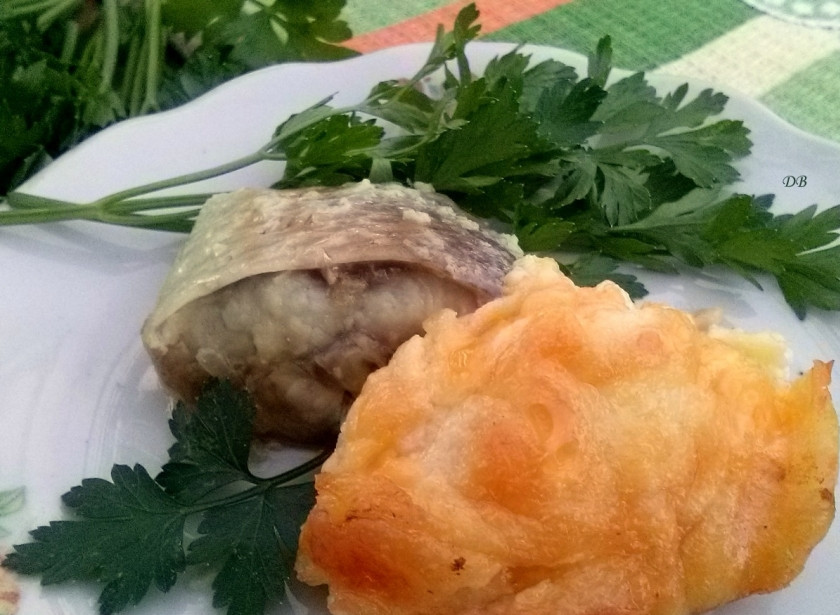 1. Этап. Запеченная рыба в горшочке по-зауральски: Рыбу можно подавать прямо в горшочках или же выложить в плоские тарелки. Приятного аппетита!