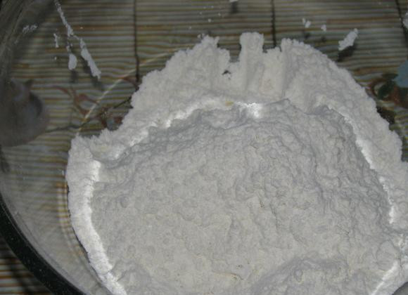 1. Этап. Бездрожжевое тесто для пельменей: Перетираем муку с маслом.