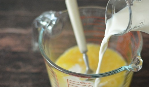 1. Этап. Омлет с помидорами и зелёным луком: Влейте к яйцам молоко и смешайте яйца с молоком.