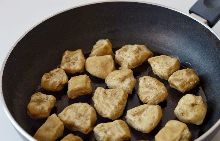 1. Этап. Постный шашлык: Разрежьте тесто на маленькие кусочки по размеру будущего шашлыка (с учетом, что после варки они станут больше) и обжарьте с двух сторон пару минут до золотистой корочки.