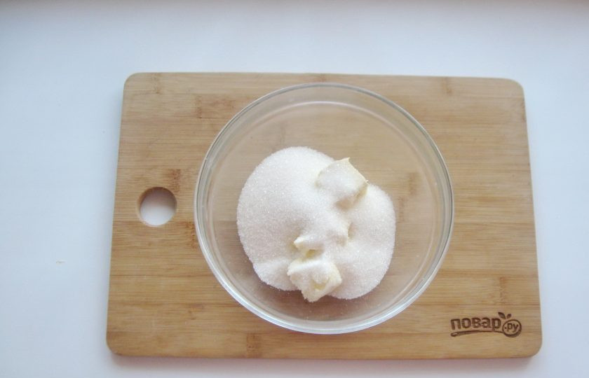 1. Этап. Торт Сердце из медовых коржей: Добавьте сахар.