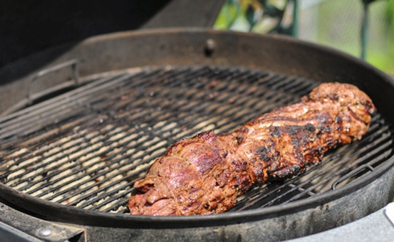 1. Этап. Ростбиф на гриле: Если готовите на огне, то жарить мясо будем на той части гриля, где будет средняя температура, то есть не посредине, где самый жар, а чуть сбоку. Кладем мясо на гриль и жарим 15-20 минут, перевернув один раз.