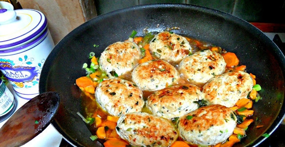 1. Этап. Диетические котлеты из индейки: 2. На сковороде прогреваем растительное масло и соевый соус. Затем добавим измельченную морковку, обжарим её. Затем жарим котлеты с двух сторон, добавив оставшуюся зелень.