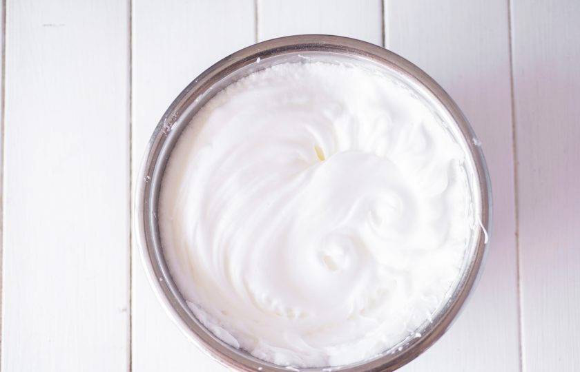 1. Этап. Торт с вишней и ананасом: Белки взбиваем миксером до устойчивых пиков — белковая масса должна оставаться неподвижной при переворачивании миски вверх дном.