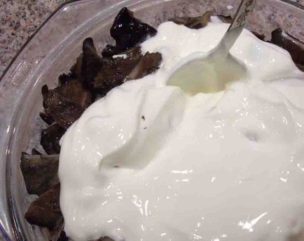 1. Этап. Соленые грузди в сметане: Нарезаем грузди кусочками и заливаем сметаной.