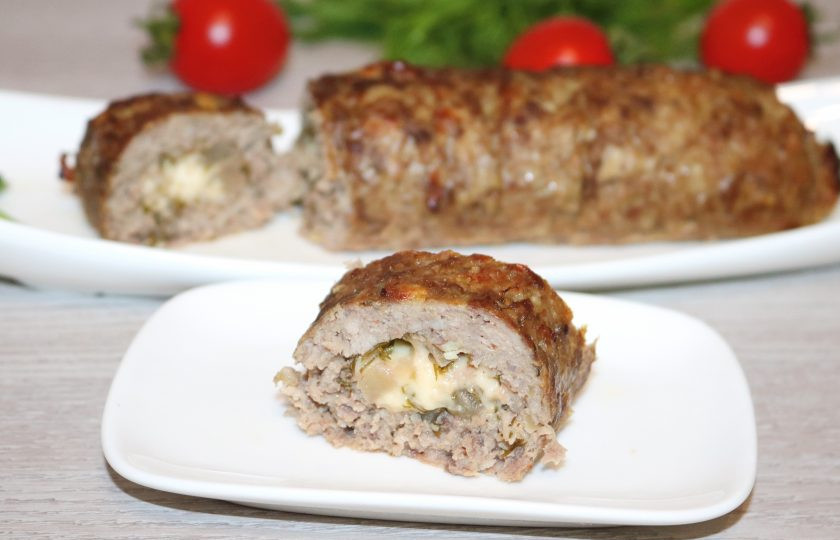 1. Этап. Мясной рулет с ананасами: Очень ароматный и сочный мясной рулет с ананасами готов.