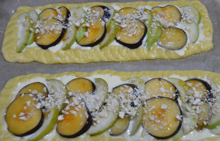 1. Этап. Пирог с грушами и сливами: Присыпьте измельченным орехом.