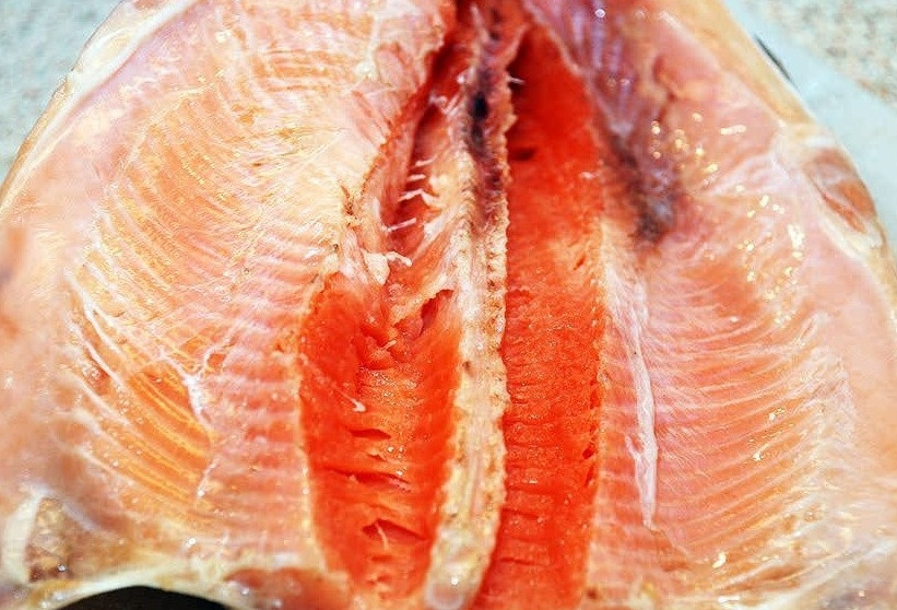 1. Этап. Форель, запеченная в духовке целиком: 2. Для начала форель нужно очистить от чешуи и внутренностей. Она очень легко чистится. После этого тушку нужно промыть хорошо под проточной водой и при помощи кухонных ножниц сделать надрезы рядом с позвоночником, чтобы убрать лишние кости. В результате у вас должно получиться филе без костей.