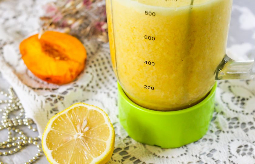 1. Этап. Персиковый лимонад: Измельчите все содержимое емкости примерно 3-4 минуты на пульсирующем режиме, чтобы отпюрировать ломтики лимона и мякоть персиков.