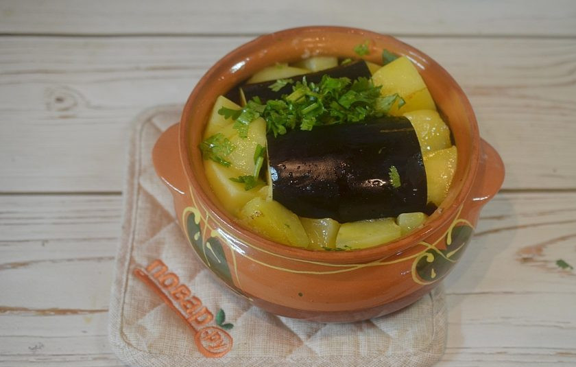 1. Этап. Чанахи по-днепропетровски: 16. Плотно уложите картошку. И заливаем смесью бульона с томатным соком. Посолите, поперчите и томите в духовке при 180 градусах 1,5 часа.