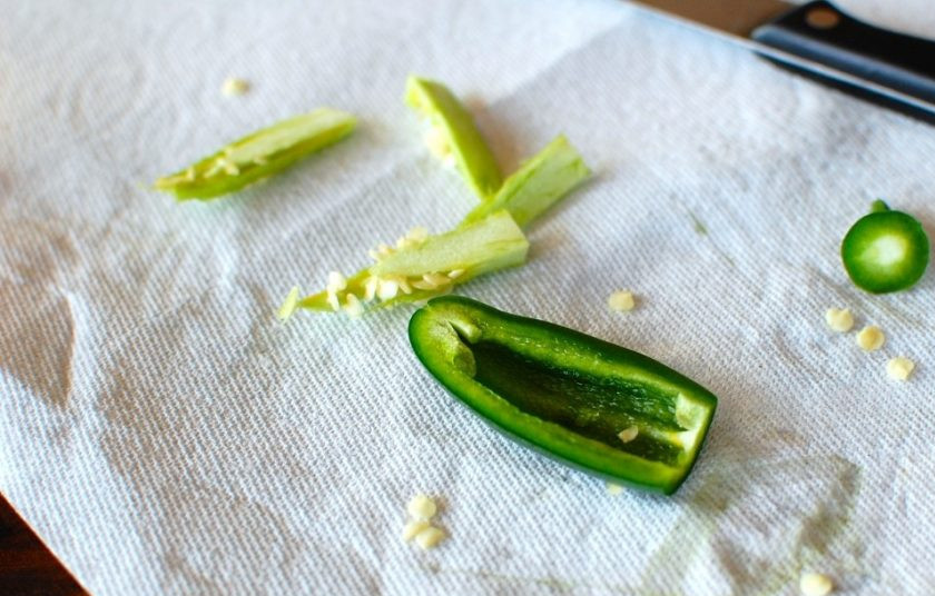 1. Этап. Говяжьи котлеты для бургеров: 1. Вымойте перец, разрежьте его пополам и удалите семена, затем нарубите мелким кубиком.