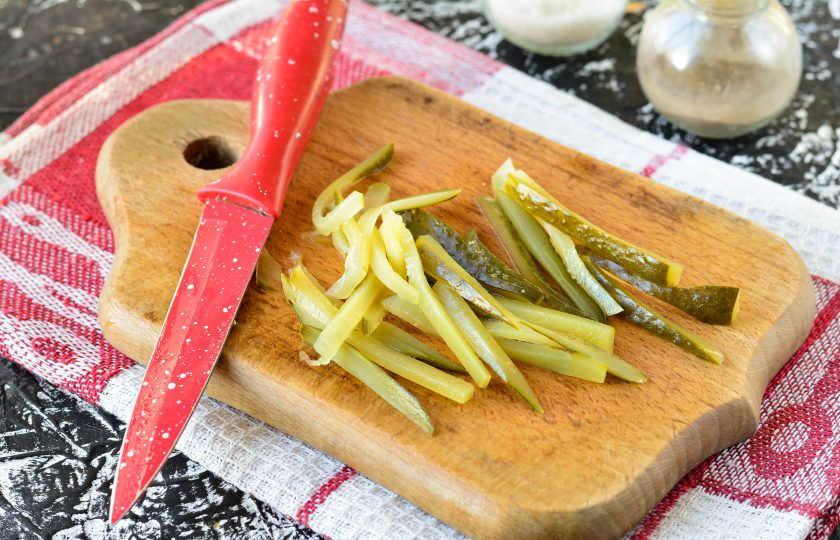 1. Этап. Крабовый салат с соленым огурцом: Такими же полосками нарежьте и соленые огурцы.