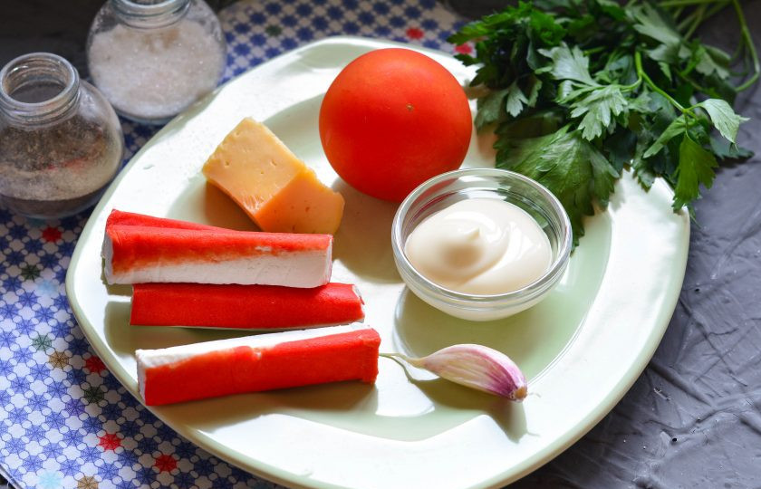 1. Этап. Салат «Дипломат» с крабовыми палочками: Подготовьте ингредиенты для приготовления салата «Дипломат» с крабовыми палочками.