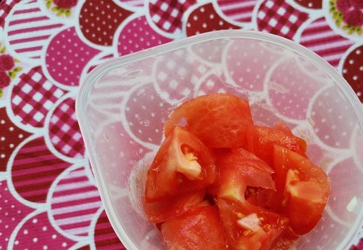 1. Этап. Острый соус из помидоров: Помидоры вымыть, острым ножом снять кожицу, нарезать произвольно и добавить к луку с чесноком. Измельчить блендером.