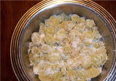 1. Этап. Варенье из белого винограда с косточками: Засыпаем ягоды сахаром и оставляем часиков на 12, чтобы пустили сок.