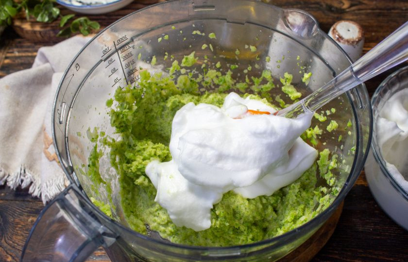 1. Этап. Рулет из брокколи с творожным сыром: Часть яичных белков добавьте к пюре из брокколи и аккуратно при помощи лопатки перемешайте.