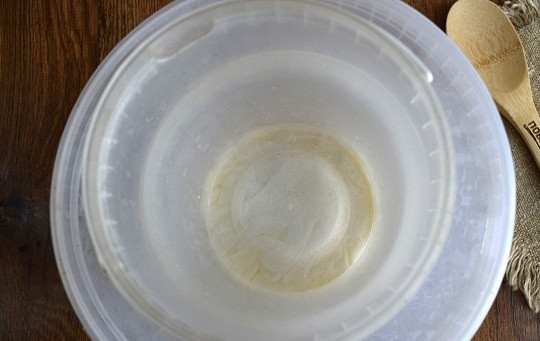 1. Этап. Дехин: Концы марли сложите поверх йогурта, сверху упакуйте пищевой пленкой (я ставлю сверху еще одно пластиковое ведерко) и поставьте в холодильник на 12-18 часов. Для получения более плотного сыра, оставьте массу стекать на сутки.