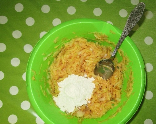 1. Этап. Бабка из картофеля в мультиварке: 5. Всыпьте немного муки, перемешайте. При необходимости добавьте еще немного муки (если тесто кажется вам жидковатым).