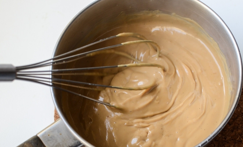 1. Этап. Эклеры с шоколадным кремом: Затем вылейте разведённый крахмал в кастрюлю с кремом. Варите до загустения.