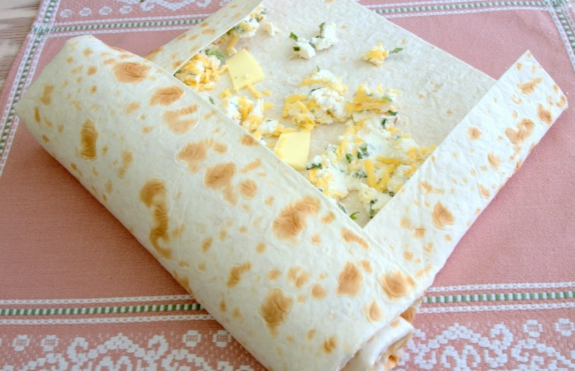 1. Этап. Пирог с сулугуни и творогом: 2. Раскатаем лаваш, выкладываем по всей поверхности маленькие кусочки масла, затем - начинку. Сворачиваем рулетом. Затем отправим блюдо в духовку на 15 минут при 180 градусах.
