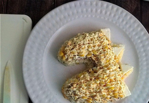 1. Этап. Салат Новогодний Дракончик: Четвёртый слой - зёрнышки кукурузы. Выкладывайте их слоем по одному по всей поверхности, сверху - сетка майонеза.