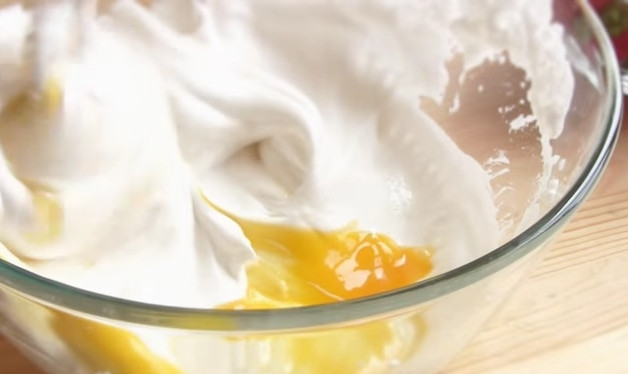 1. Этап. Торт с клубникой: 2. Вводите в белки по одному желтку, взбивайте миксером до однородности.