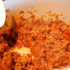 1. Этап. Говядина в болонском соусе: На данном этапе аромат блюда сводит с ума).