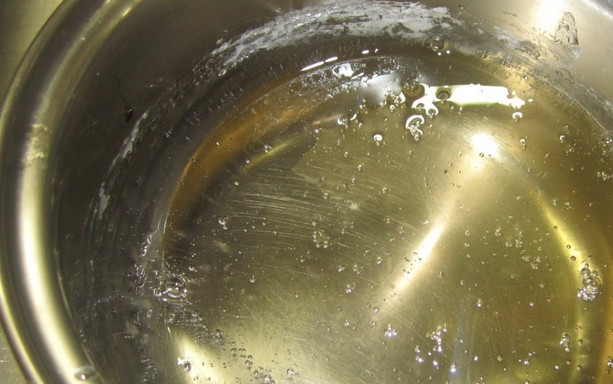 1. Этап. Сахарная помадка: В конце вливаем лимонный сок, перемешиваем. Затем снимаем с огня и охлаждаем сироп любым удобным способом.