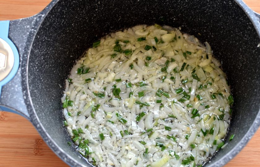 1. Этап. Филиппинский Арроз Кальдо: В кастрюле с толстым дном разогрейте масло, обжарьте лук и чеснок до прозрачности.